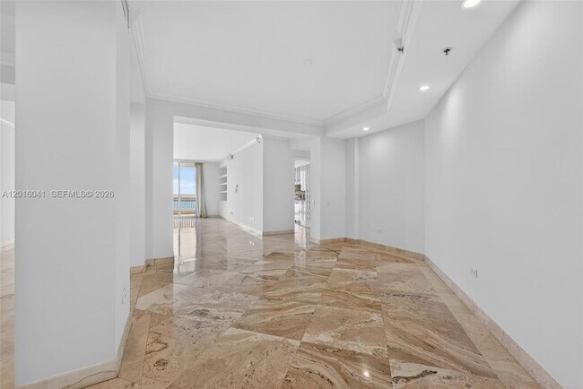 Building Photo - 808 Brickell Key Dr