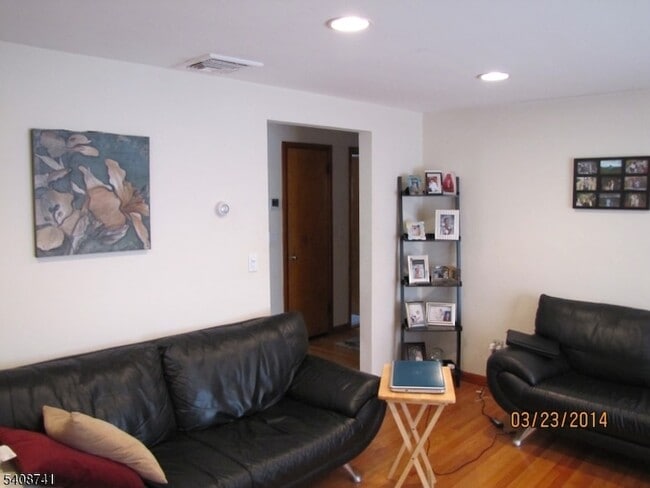 Building Photo - 298 Luddington Ave