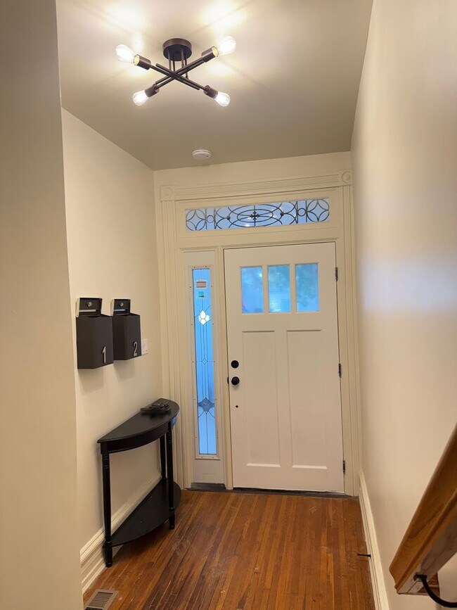 Building Photo - Newly Renovated 3 Bedroom 2 Bathroom Apartment in Prime Location - Washer/dryer in unit!