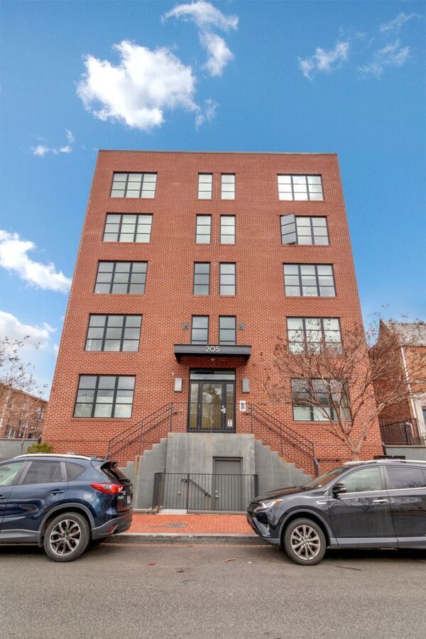 Building Photo - Lovely LeDroit Park Unit with High Ceiling...