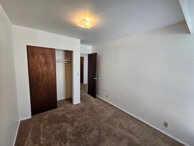 Building Photo - Great 3 Bed / 2 Bath Duplex in Millcreek