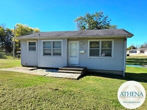 Building Photo - 2 Bedroom / 1 Bath House - SIZABLE YARD & W/D HOOKUPS