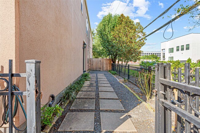 Building Photo - 112 White Dr