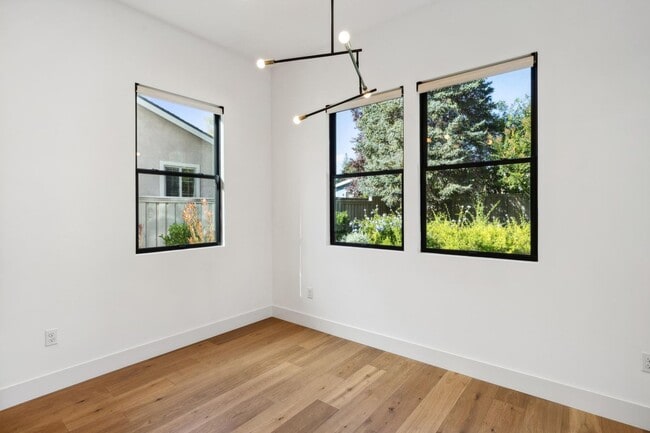 Building Photo - Luxurious Modern Single Family Home in West Menlo Park Available Now!