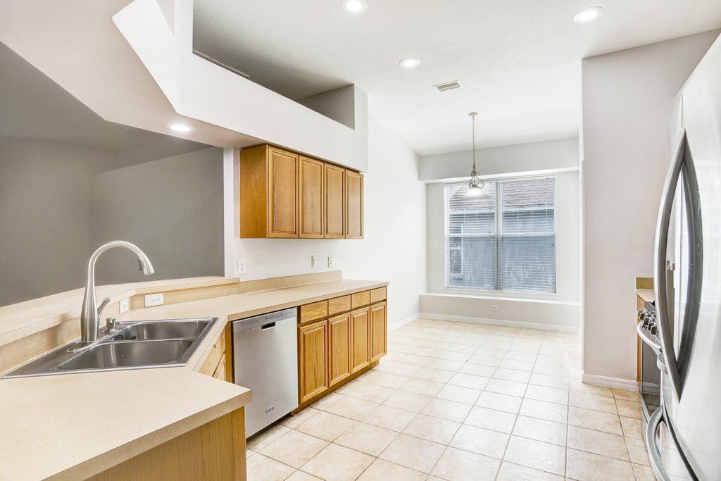 Building Photo - 15451 Martinmeadow Dr