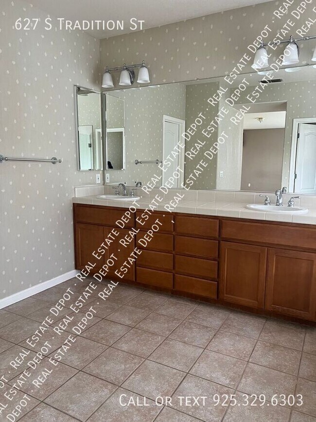 Building Photo - 627 Tradition St