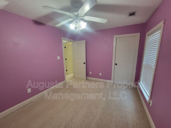 Building Photo - 1010 Barrett Dr