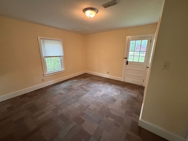 Building Photo - 3 Bedrooms- 2 Bathroom- House in Coosa!