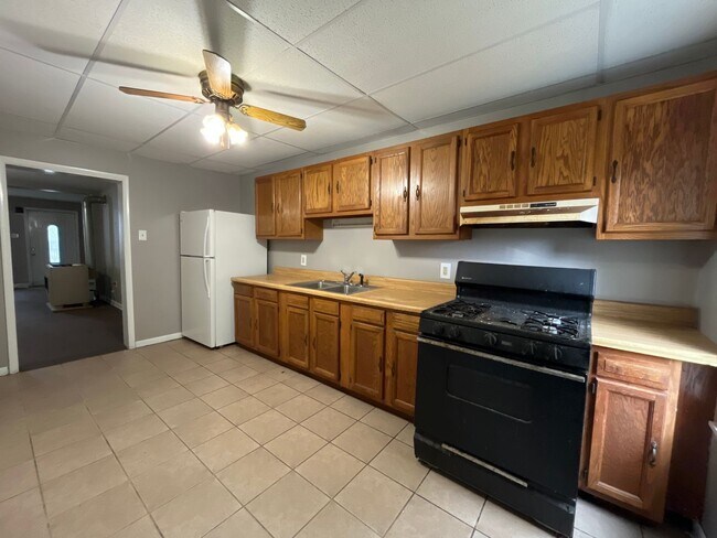 Building Photo - Beautifully Maintained End-Unit Townhome f...