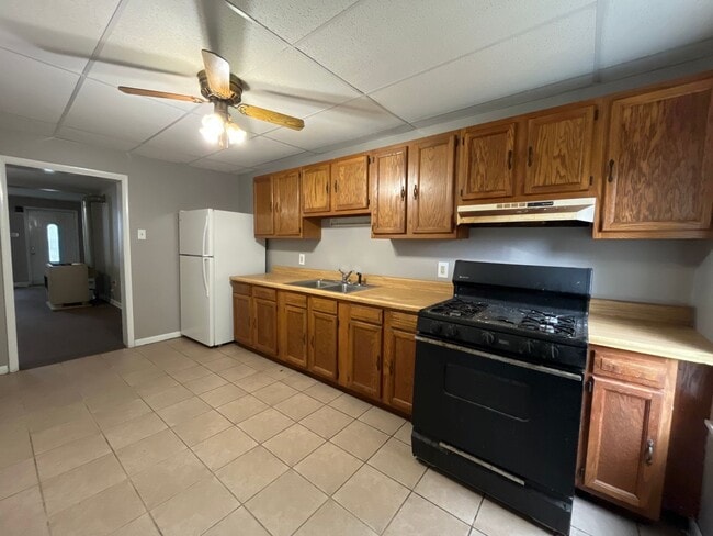 Building Photo - Beautifully Maintained End-Unit Townhome for Rent in Easton