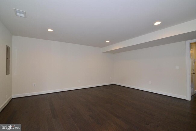 Building Photo - 10684 Viewmont Ln