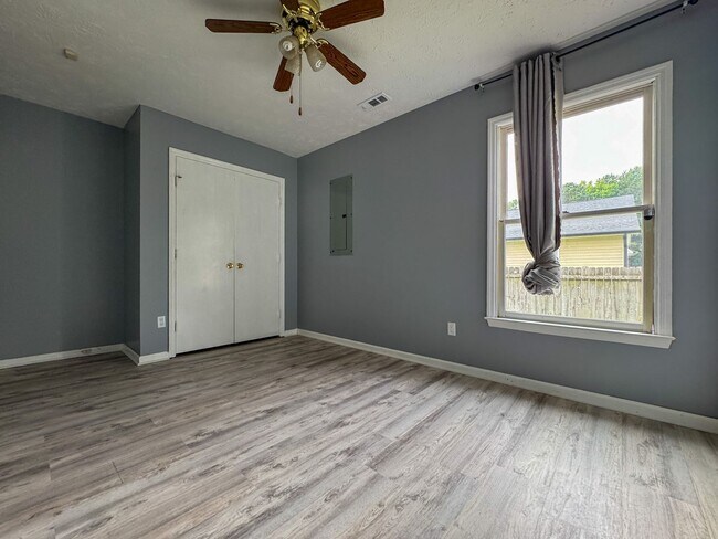 Building Photo - Charming 3 Bed 2 Bath Home with Fenced Yard