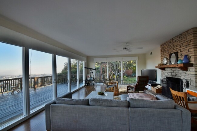 Building Photo - 3 Bedroom San Rafael home with views!