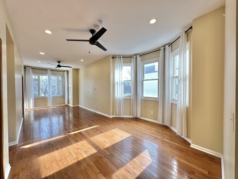 Building Photo - 2028 N Hamlin Ave