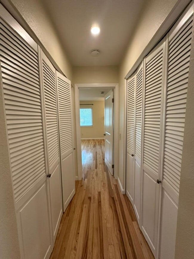 Building Photo - Stunning END-UNIT 3-bedroom condominium located in Agoura Hills