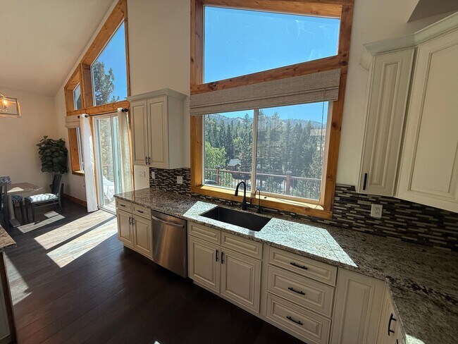 Building Photo - Stunning 4-Bedroom Home with Amazing Views, EV Charger & Solar in Big Bear!