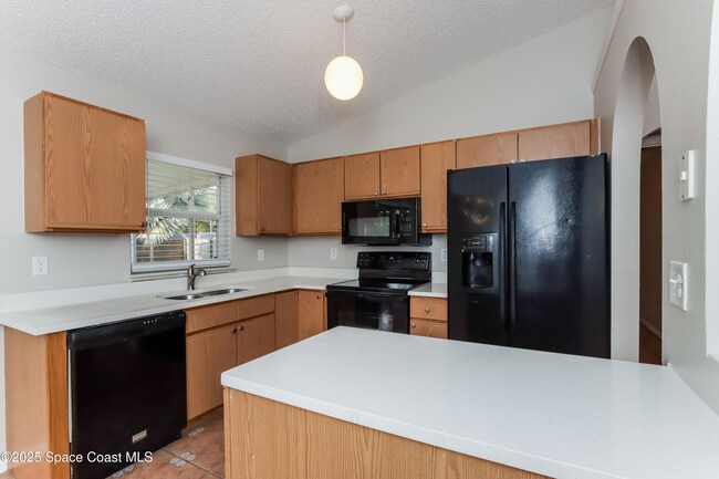 Building Photo - 285 Hearth St SW