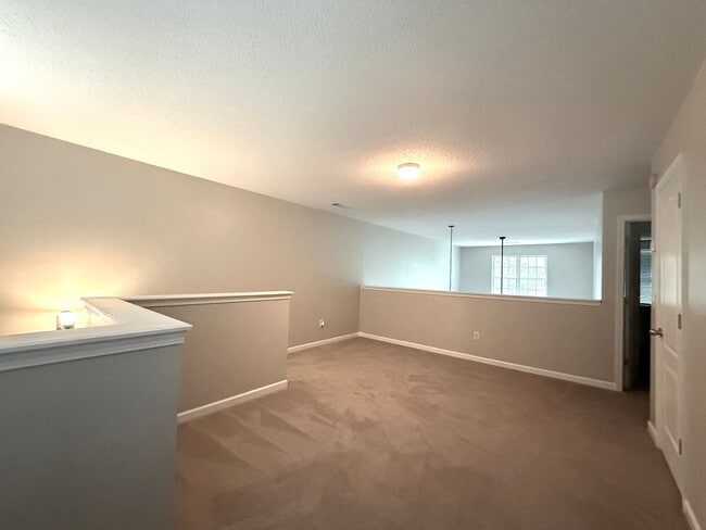 Building Photo - Renovated  3 Bed 3.5 Bath Town Home