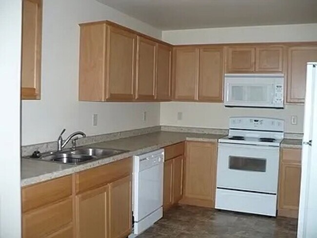 Building Photo - Beautiful 3 bed 2.5 bath Duplex