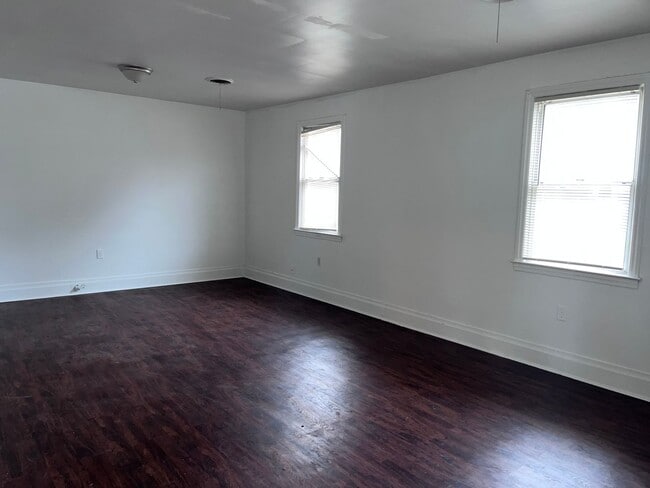 Building Photo - Move-In Ready!