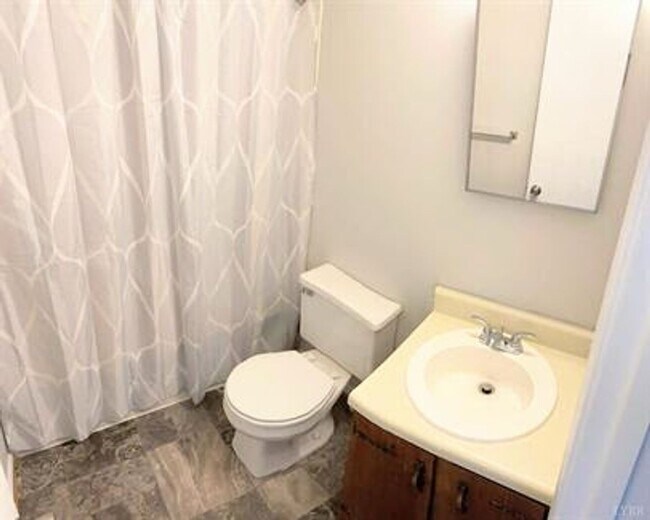 Building Photo - 3 Bedroom Townhome- Convenient Location!