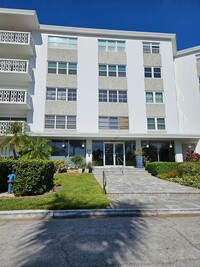 Building Photo - Welcome to your haven on the bay in Beauti...