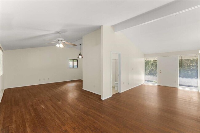 Building Photo - 2132 Fairway Cir NE