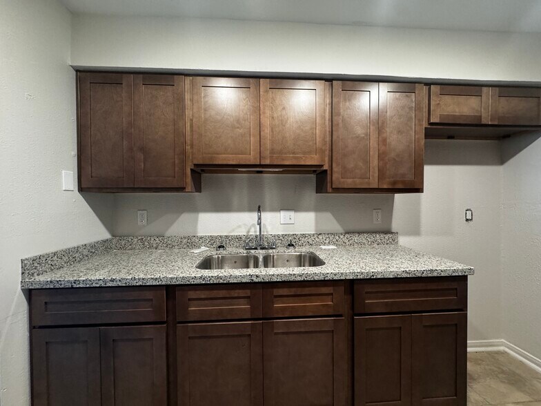 Building Photo - 937 E Monterey Ct
