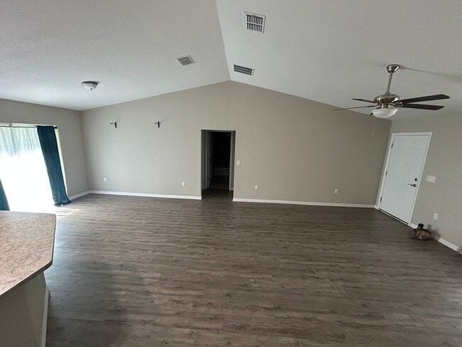 Building Photo - Rainbow Acres 3/2 Large Lot and Garage