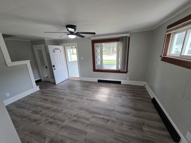 Building Photo - Recently Updated 2 Bedroom House Ready for Move In!