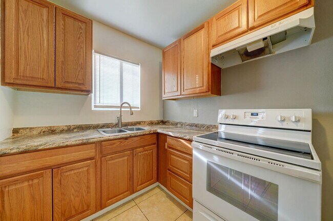 Building Photo - 9316 E Balsam Ave