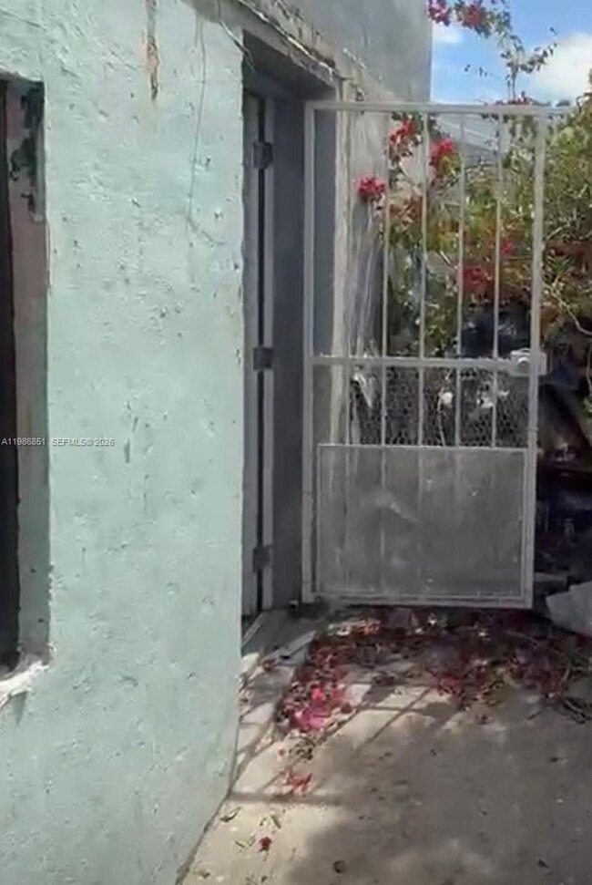 Building Photo - 1212 SW 7th Ave