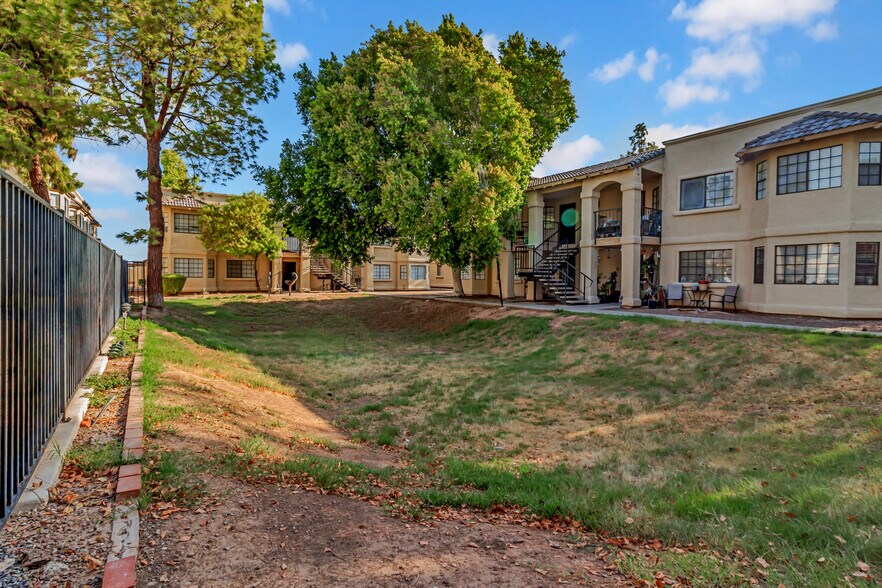 Building Photo - 925 S Longmore