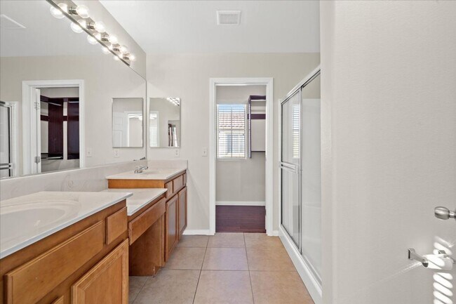 Building Photo - 3 Story, Spacious and Inviting 3-bedroom In Centennial Hills, with Downstairs Bedroom Suite