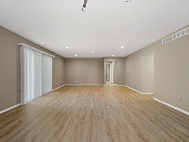 Building Photo - 26656 Farmbrook Villa Dr