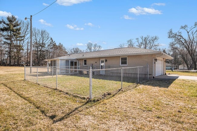 Building Photo - Penn Schools!  Remodeled Granger home-Lawn...