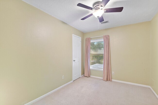 Building Photo - Freshly Painted Beauty with Spacious Outdo...
