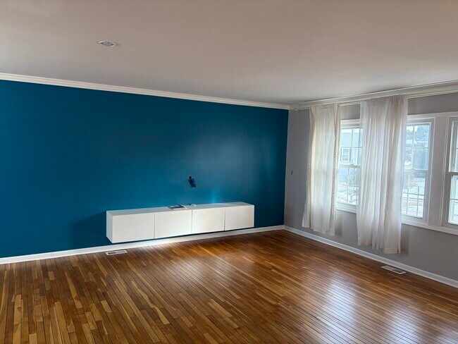 Building Photo - 1200 Glen Ln