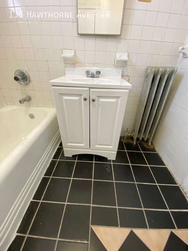 Building Photo - 138 Hawthorne Ave