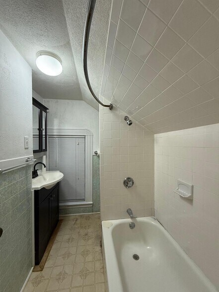 Building Photo - 62A Willow Ave