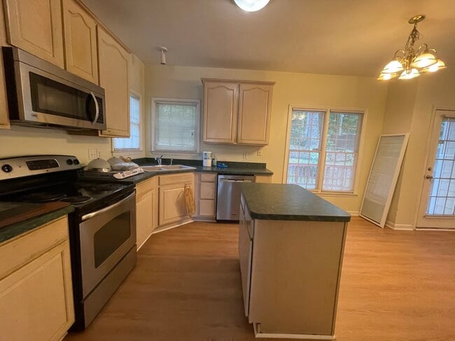 Building Photo - 412 Silvergrove Dr