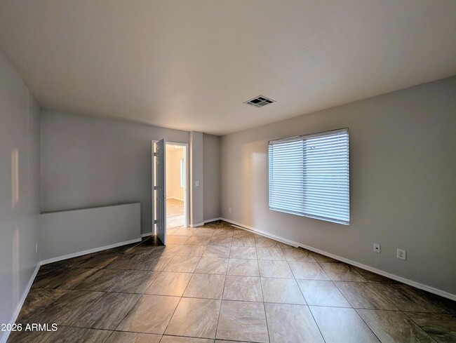 Building Photo - 15748 W Paradise Ln