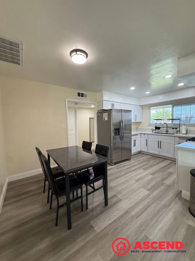 Building Photo - Charming 3 Bedroom / 2 Bath Home + Additional Office