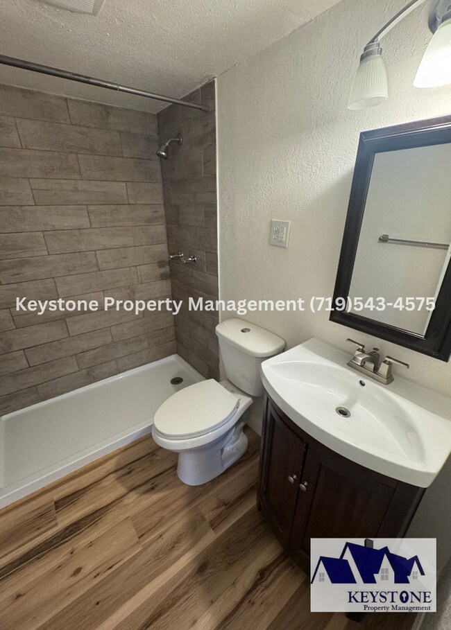 Building Photo - Fully Renovated Home 4+ bedrooms/2 Bathrooms $1550/$1550