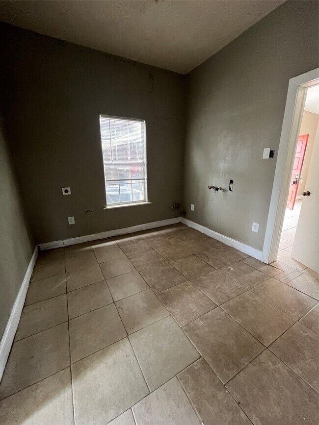 Building Photo - 7933 Brays St