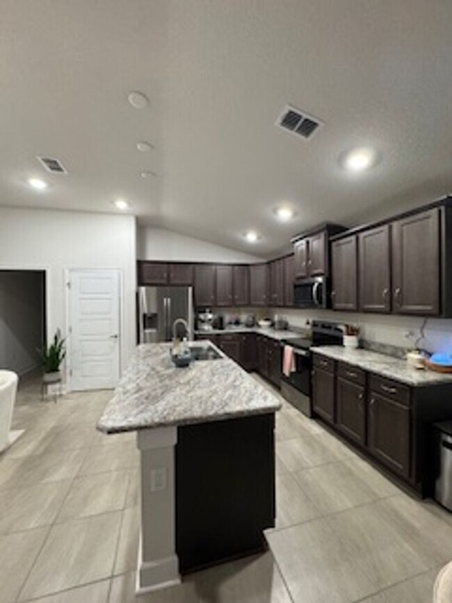 Building Photo - Beautiful 3/2/2 in Sawmill creek community! Lawn care included, water view, community pool...