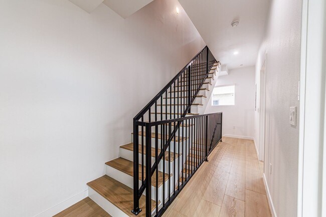 Building Photo - 11841 Runnymede St