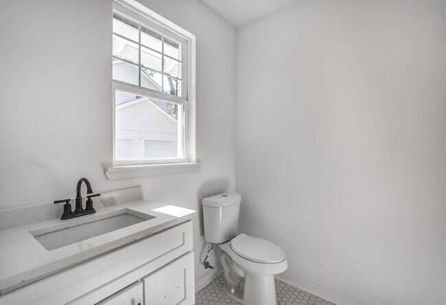 Building Photo - Elegant Midtown Memphis Single-Family Home for Lease