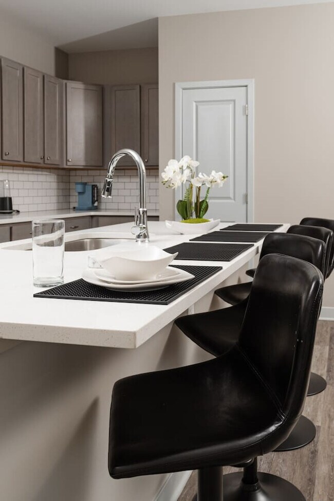 Building Photo - 5825 Sunset Wy