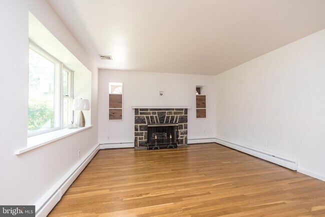 Building Photo - 932 Croton Rd